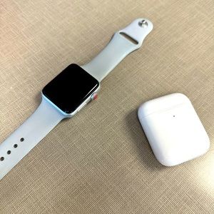 APPLE WATCH & AirPods! Series 3 watch.